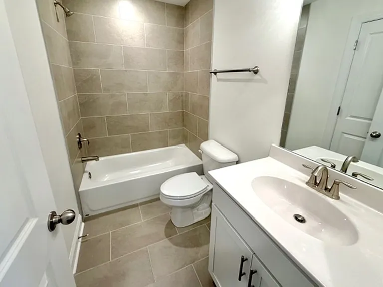25 Hughetta St N — Photo 10