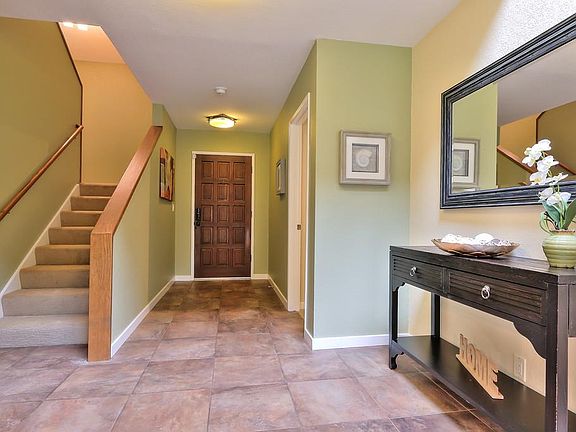 3rd image of 829 Bourbon Ct