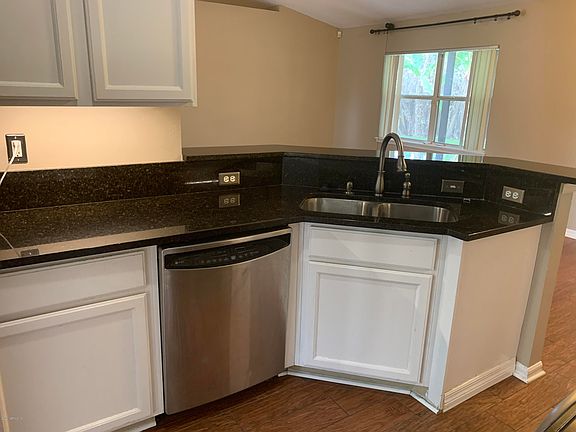 4th image of 2454 The Woods Dr E