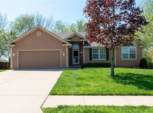3936 SW Chatham Dr, Lees Summit, MO 64082