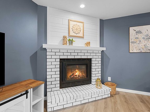 5th image of 921 E Windfield Pl APT A