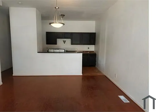 5 bed, $1,750 — Photo 1