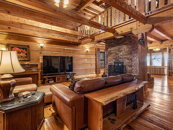 4th image of 319 Lookout Dr