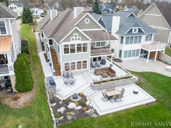 585 Crescent Dr, Holland, MI 49423
