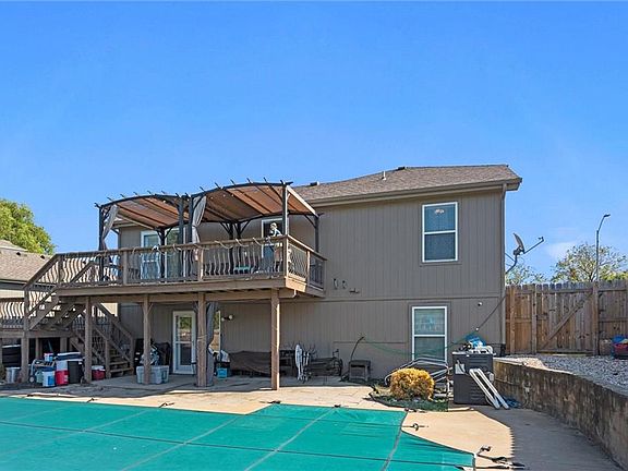 4th image of 810 N Cloverdale Ct