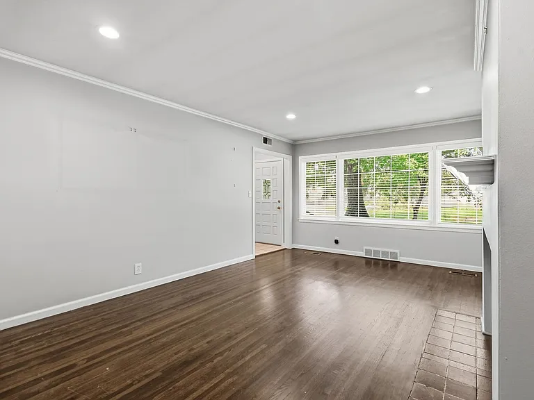 3325 S Yorktown Ave — Photo 4