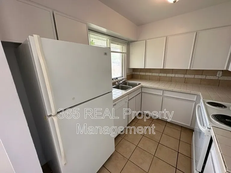 2446 25th Ave — Photo 4