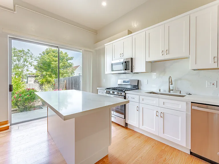 646 Lisbon St #B — Photo 16