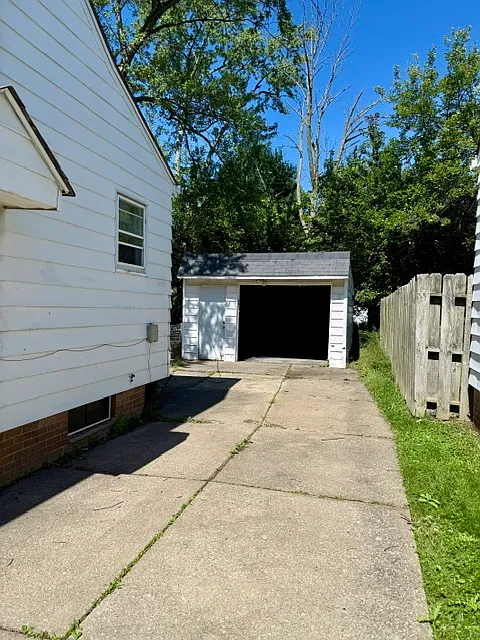3 bed, 1.5 bath, 1296 sqft, $1,650 — Photo 2