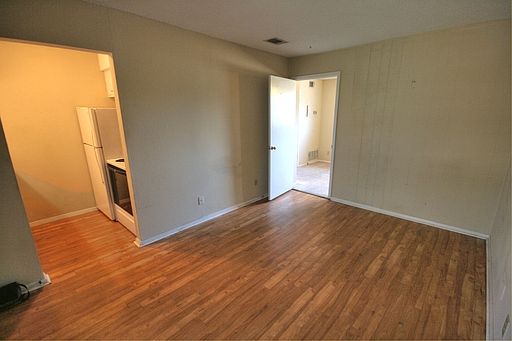5th image of 5623 Woodrow Ave APT 1