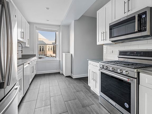 4th image of 535 W Cornelia Ave APT 3W