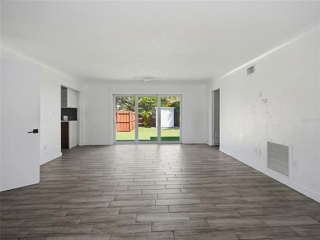 2 bed, 2.0 bath, 1300 sqft, $3,200 — Photo 4