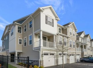 102 Honeysuckle Ln, Warren, NJ 07059