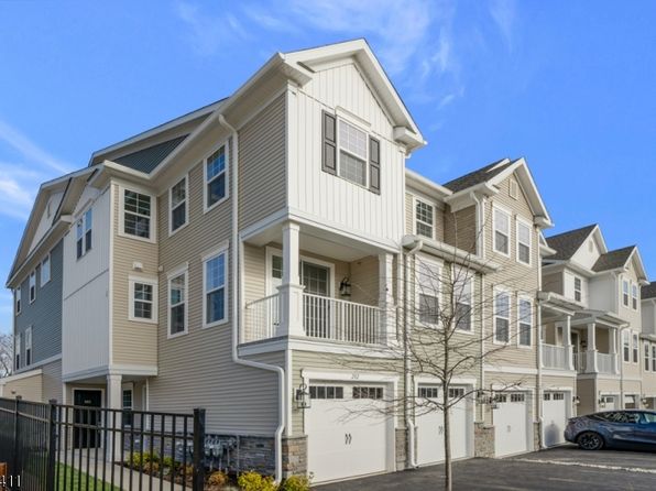 102 Honeysuckle Ln