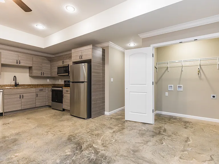 410 E Allen Ave — Photo 6
