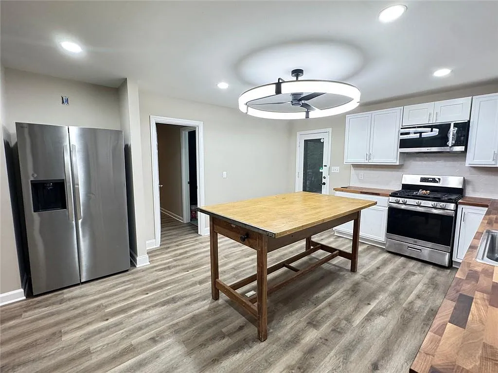 3 bed, 2.0 bath, 1951 sqft, $2,300 — Photo 2
