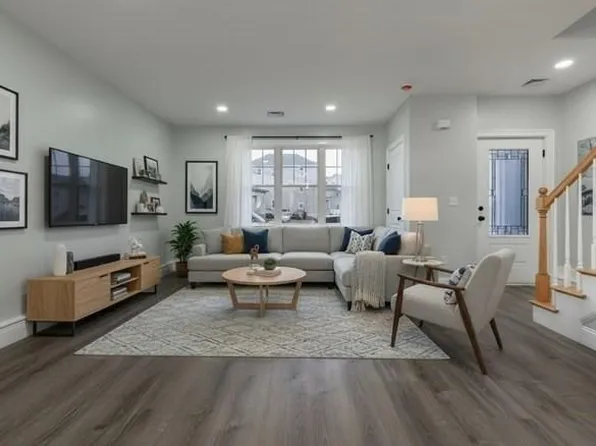 217 Earle St #2, Fall River, MA 02723