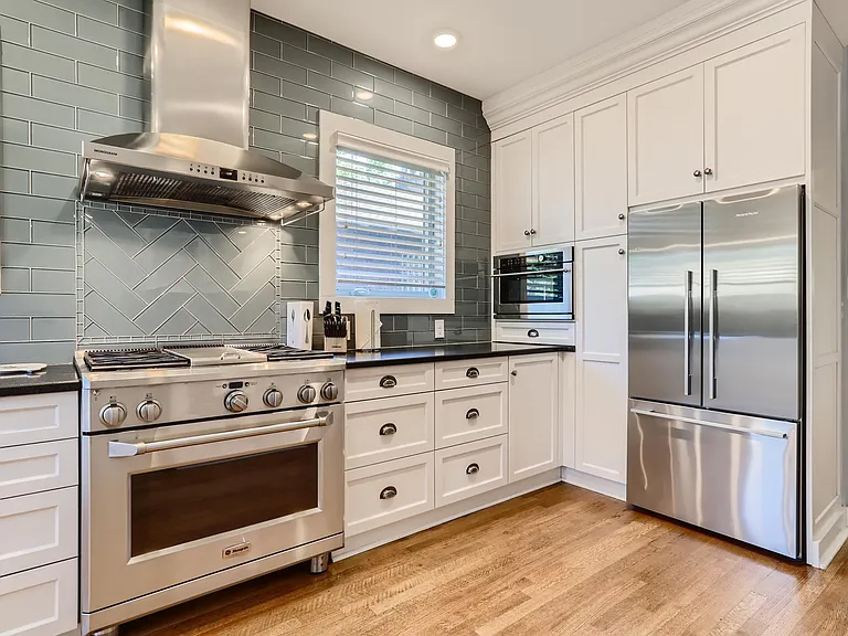 860 Adams St — Photo 11