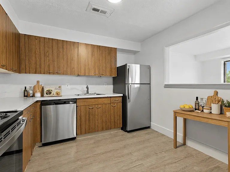 Carlyle Tower Apartments - Southfield, MI — Photo 11