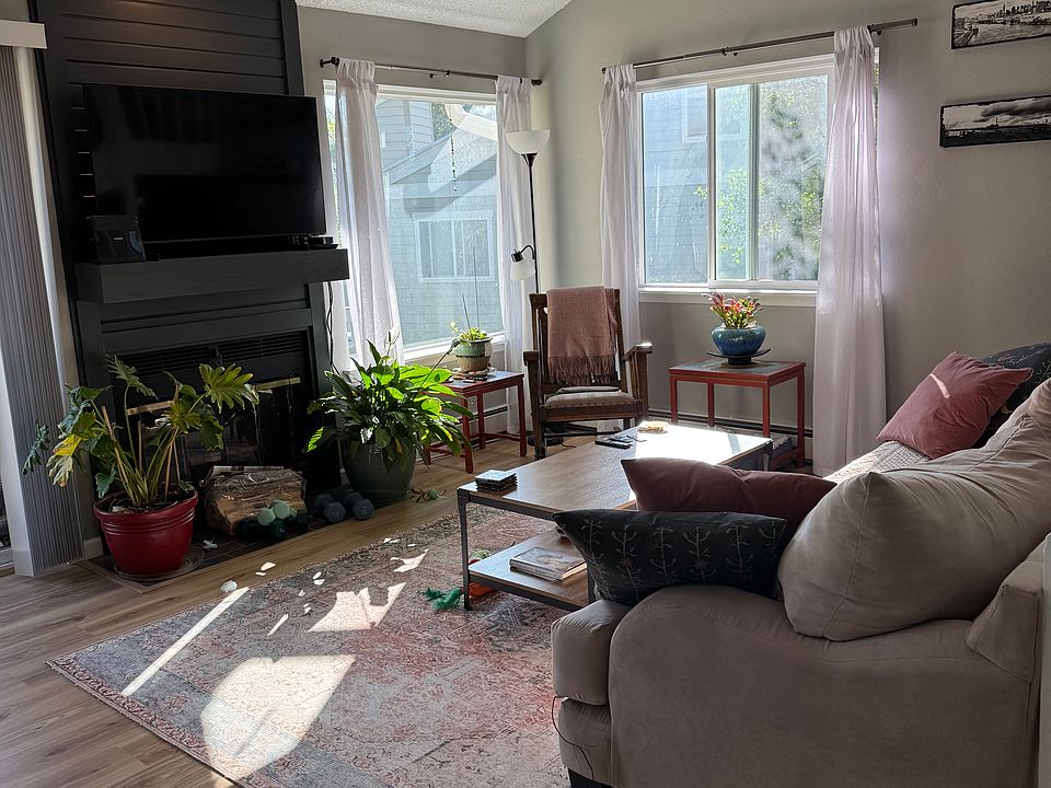 Living room, 50" TV with Apple TV to stream your apps