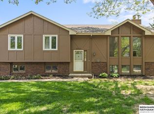 15924 Valley St, Omaha, NE 68130