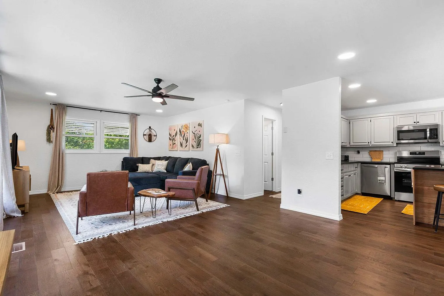 3 bed, 2.0 bath, $3,136 — Photo 3