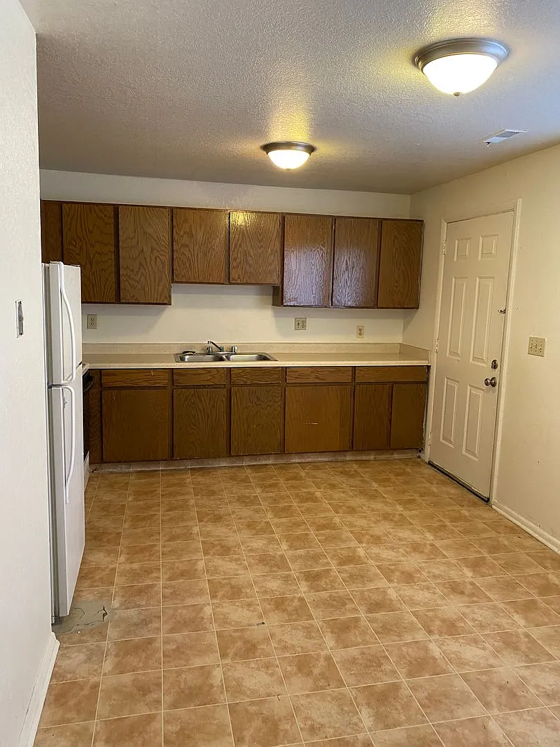 3 bed 1 bath Lower Unit Apartement — Photo 2