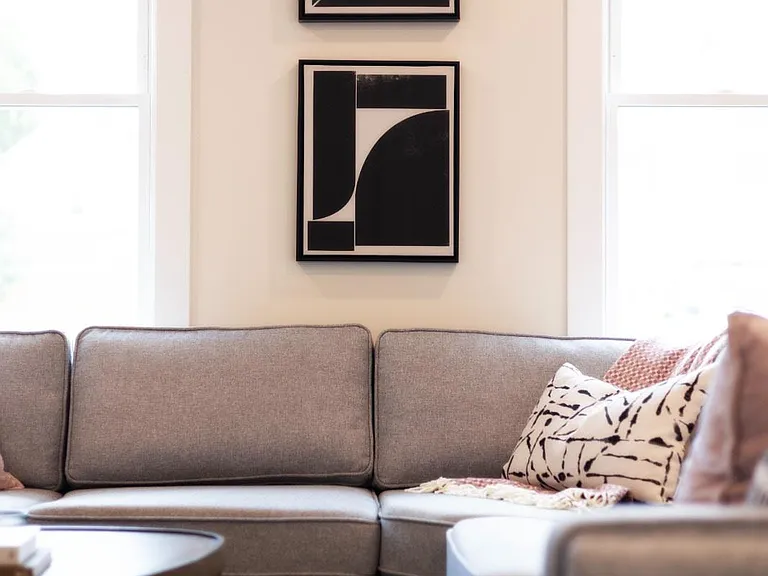 Ready for movie nights, game nights, or just a cozy night in? Then this minimalist living room is your ideal setting. Let the relaxation begin! #MinimalistLiving #GatheringsMadeEasy