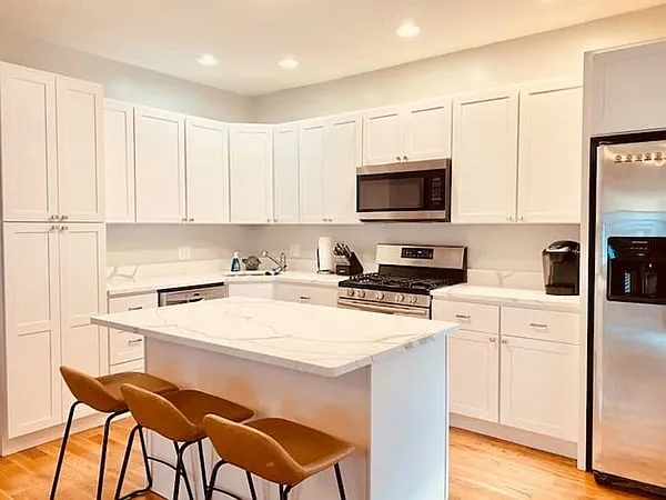 3 bed, 1131 sqft, $4,200 — Photo 4