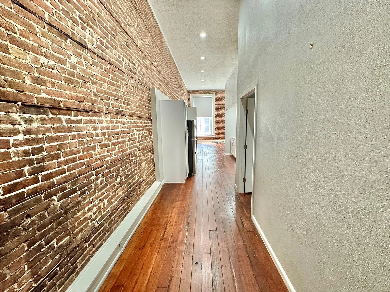 1 bed, 1.0 bath, 1254 sqft, $1,700 — Photo 3