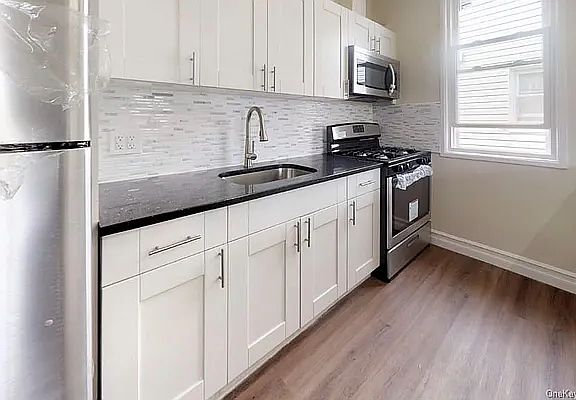 4th image of 635 Saint Lawrence Ave