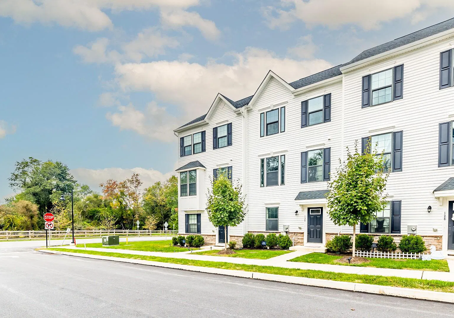 3 bed, 4.0 bath, 1498 sqft, $3,100 — Photo 3