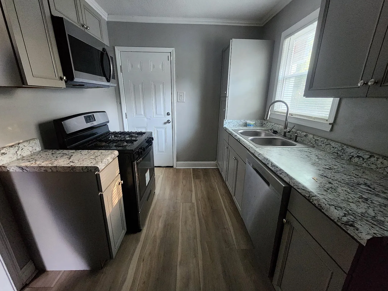 2 bed, 2.0 bath, 910 sqft, $1,300 — Photo 2