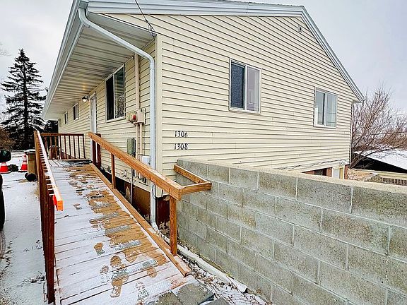 2nd image of 1306-1308 1st St NE #1306