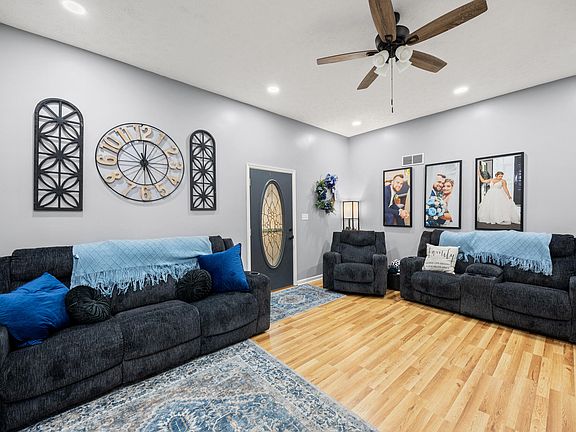 4th image of 1067 Ashley Way