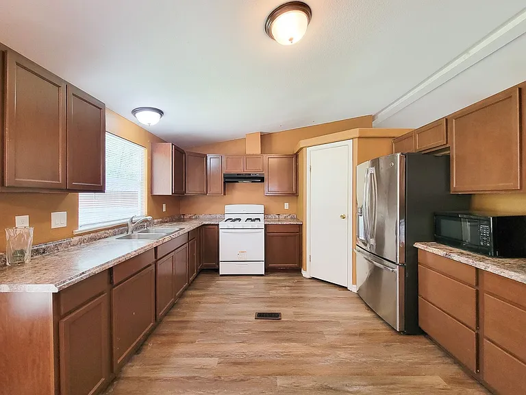 20284 Forest Woods Ln — Photo 14