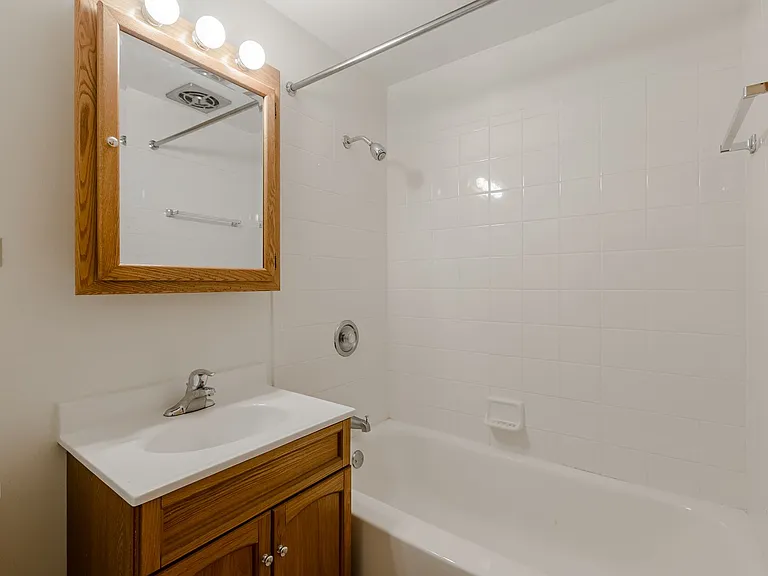Chicago Place Apartments — Photo 9
