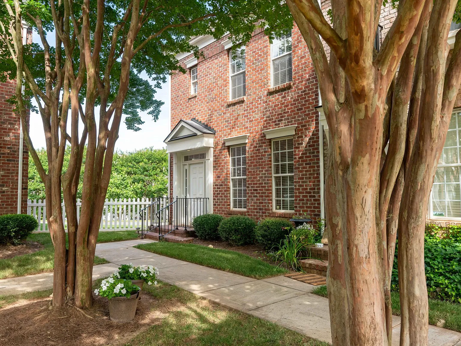 3 bed, 2.5 bath, 1408 sqft, $2,600 — Photo 2
