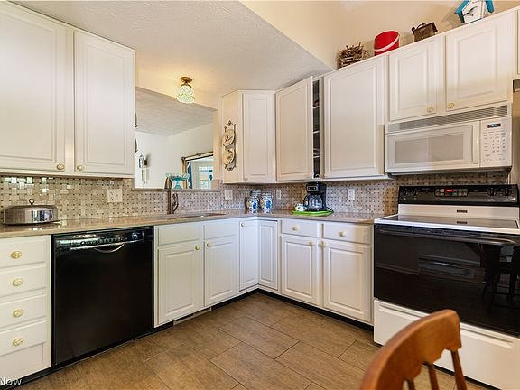 2nd image of 1702 Southpointe Cir NE