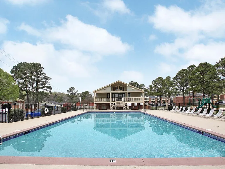 Country Club Apartments — Photo 1