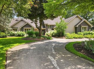 1071 Woodbridge Ln, Rochester, MI 48306