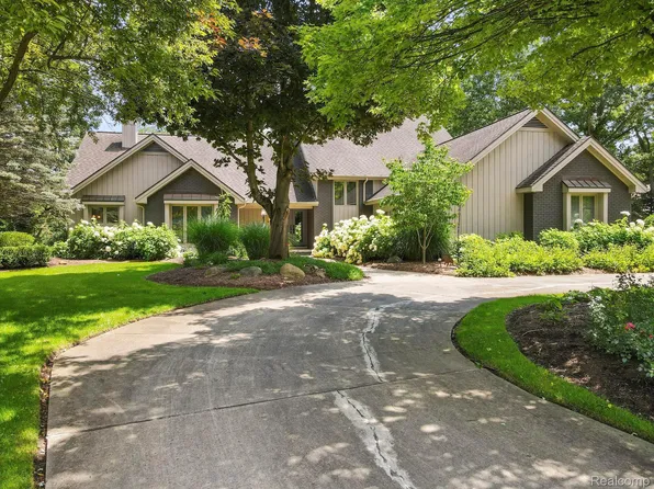 1071 Woodbridge Ln, Rochester, MI 48306