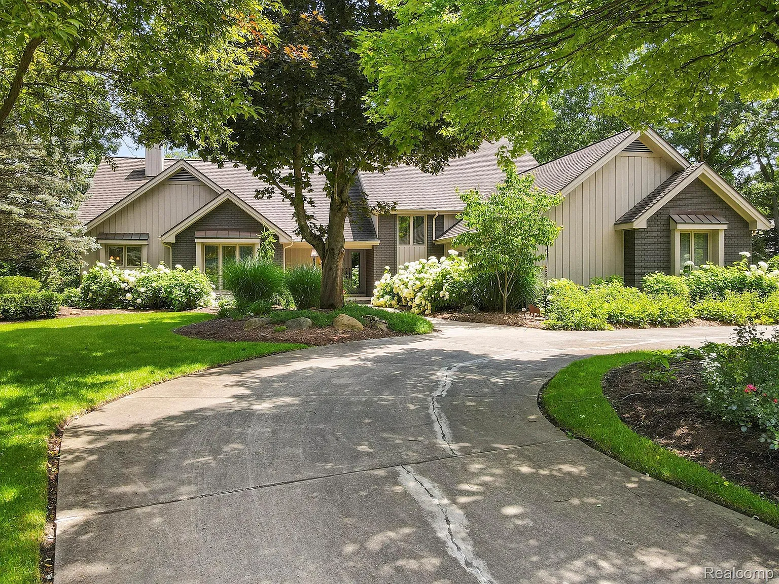 1071 Woodbridge Ln photo 1