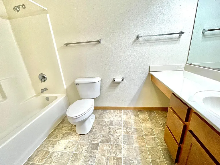 Stone Creek Apartments — Photo 35