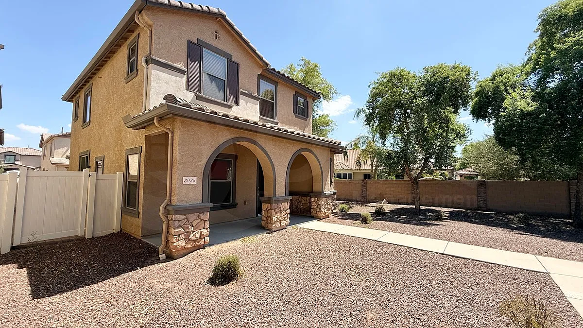 3 bed, 2.5 bath, 1816 sqft, $2,100 — Photo 1