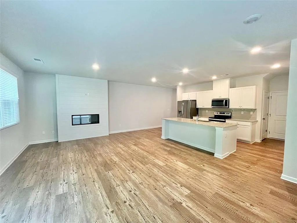 3 bed, 2.5 bath, 1912 sqft, $2,100 — Photo 2