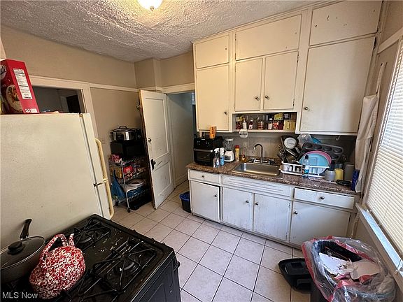 5th image of 3293 Desota Ave