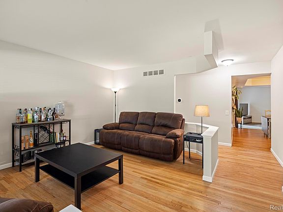 2nd image of 42460 Hanks Ln