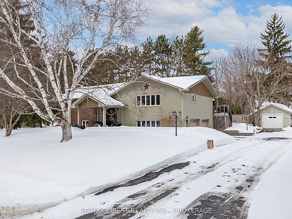 2nd image of 2518 Rideau Ferry Rd