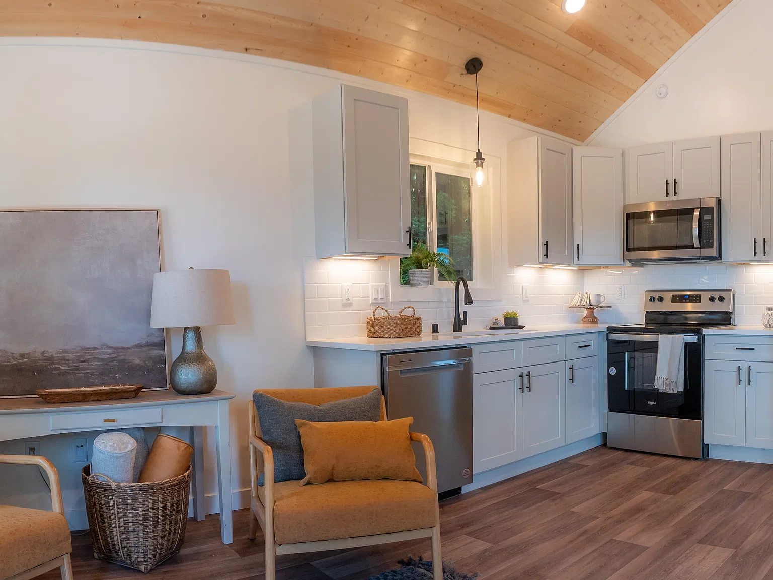 2 bed, 616 sqft, $1,595 — Photo 2
